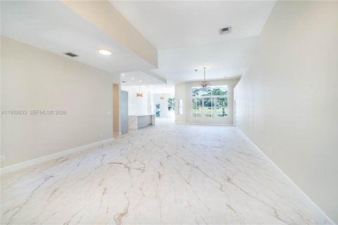 House in Davie, Florida 4 bedrooms, 259.01 sq.m. № 1997083 - photo 15