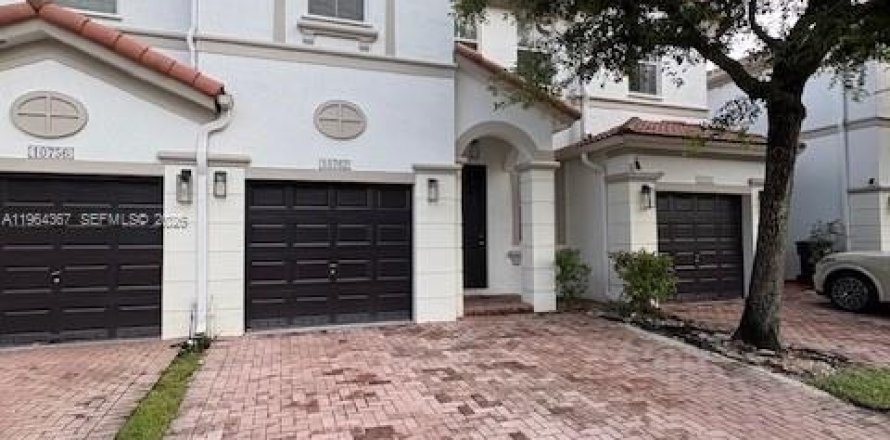 Таунхаус в Дорал, Флорида 4 спальни, 175.96м2 № 2081106