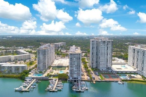Condo in Aventura, Florida, 2 bedrooms  № 2044433 - photo 16