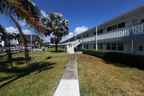 Condo in Hallandale Beach, Florida, 1 bedroom  № 1708937 - photo 14
