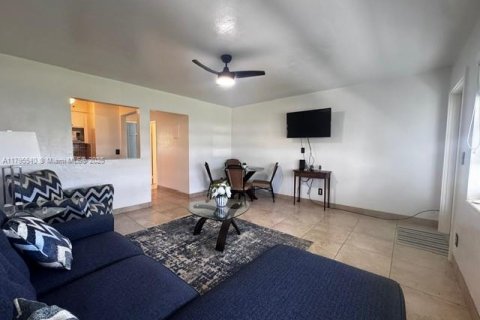 Condo in Hallandale Beach, Florida, 1 bedroom  № 1708937 - photo 3