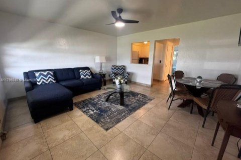 Condo in Hallandale Beach, Florida, 1 bedroom  № 1708937 - photo 2