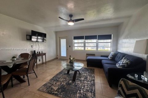 Condo in Hallandale Beach, Florida, 1 bedroom  № 1708937 - photo 4