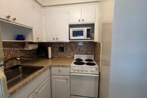Condo in Hallandale Beach, Florida, 1 bedroom  № 1708937 - photo 6