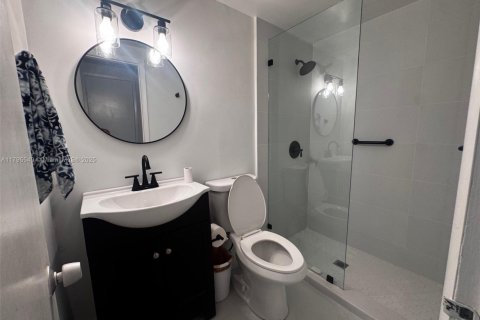 Condo in Hallandale Beach, Florida, 1 bedroom  № 1708937 - photo 11