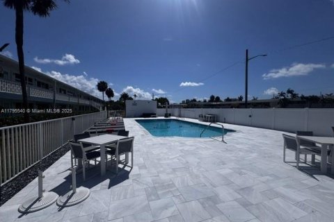 Condo in Hallandale Beach, Florida, 1 bedroom  № 1708937 - photo 13