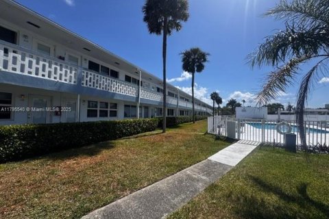 Condo in Hallandale Beach, Florida, 1 bedroom  № 1708937 - photo 12