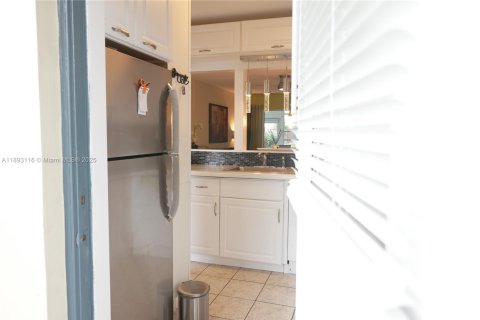 Condo in Lauderhill, Florida, 2 bedrooms  № 1946773 - photo 6
