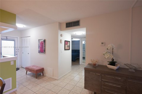 Condo in Lauderhill, Florida, 2 bedrooms  № 1946773 - photo 14