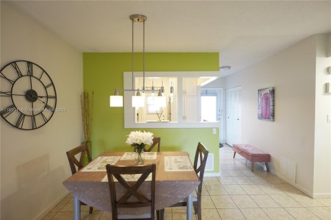 Condo in Lauderhill, Florida, 2 bedrooms  № 1946773 - photo 9