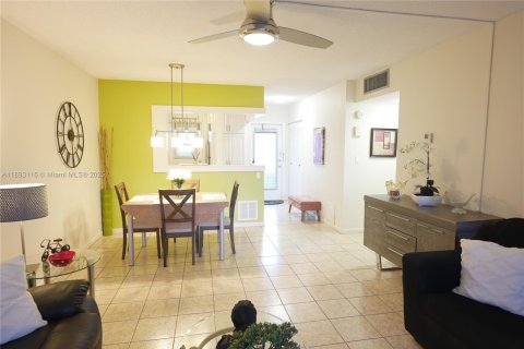 Condo in Lauderhill, Florida, 2 bedrooms  № 1946773 - photo 11
