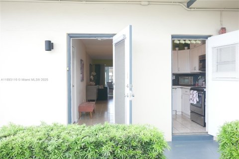 Condo in Lauderhill, Florida, 2 bedrooms  № 1946773 - photo 5