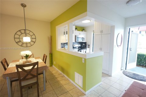 Condo in Lauderhill, Florida, 2 bedrooms  № 1946773 - photo 4