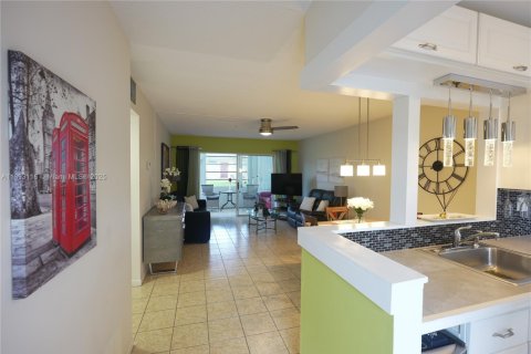 Condo in Lauderhill, Florida, 2 bedrooms  № 1946773 - photo 1