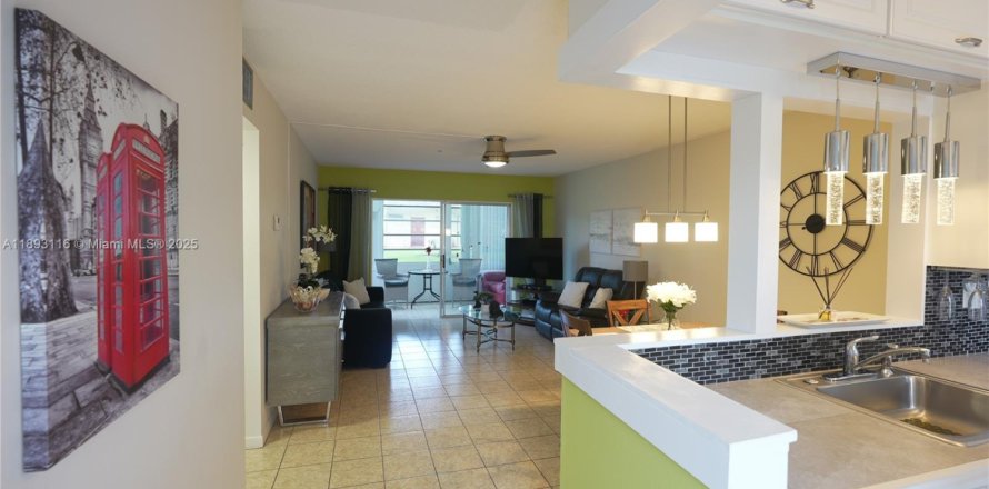 Condo in Lauderhill, Florida, 2 bedrooms  № 1946773