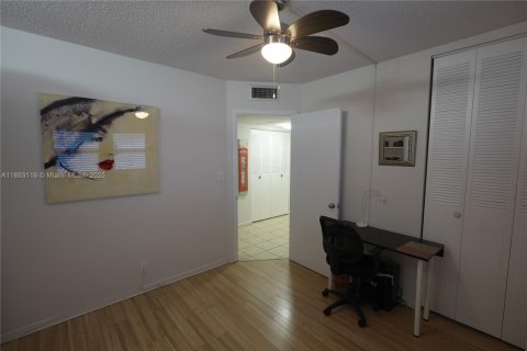 Condo in Lauderhill, Florida, 2 bedrooms  № 1946773 - photo 21