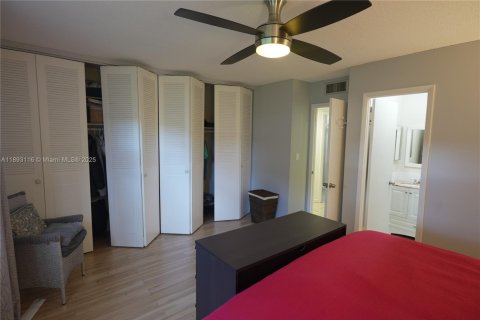 Condo in Lauderhill, Florida, 2 bedrooms  № 1946773 - photo 18