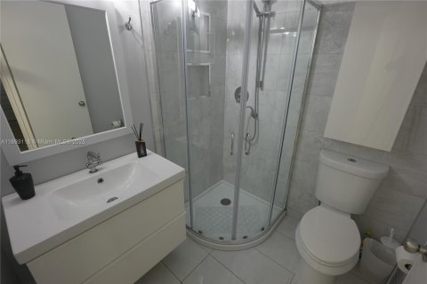 Condo in Lauderhill, Florida, 2 bedrooms  № 1946773 - photo 23