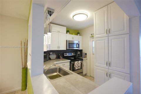 Condo in Lauderhill, Florida, 2 bedrooms  № 1946773 - photo 8