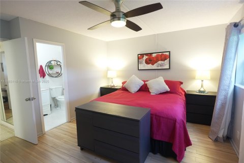 Condo in Lauderhill, Florida, 2 bedrooms  № 1946773 - photo 16