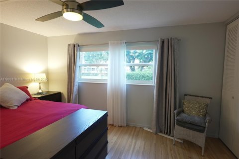 Condo in Lauderhill, Florida, 2 bedrooms  № 1946773 - photo 15