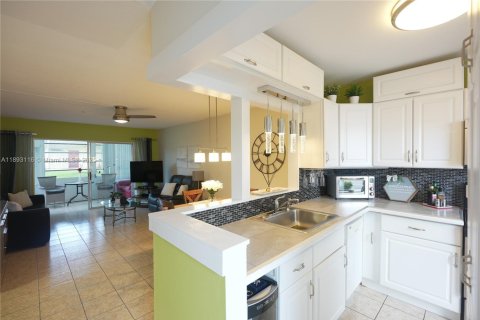 Condo in Lauderhill, Florida, 2 bedrooms  № 1946773 - photo 3