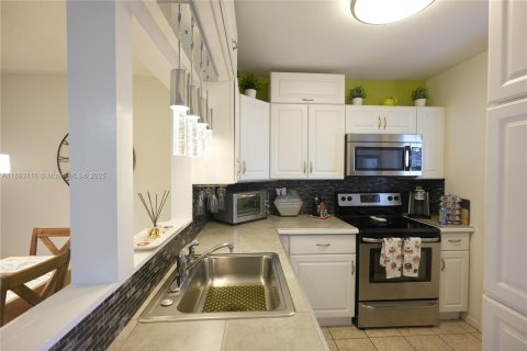 Condo in Lauderhill, Florida, 2 bedrooms  № 1946773 - photo 7