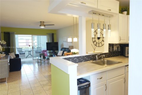 Condo in Lauderhill, Florida, 2 bedrooms  № 1946773 - photo 2