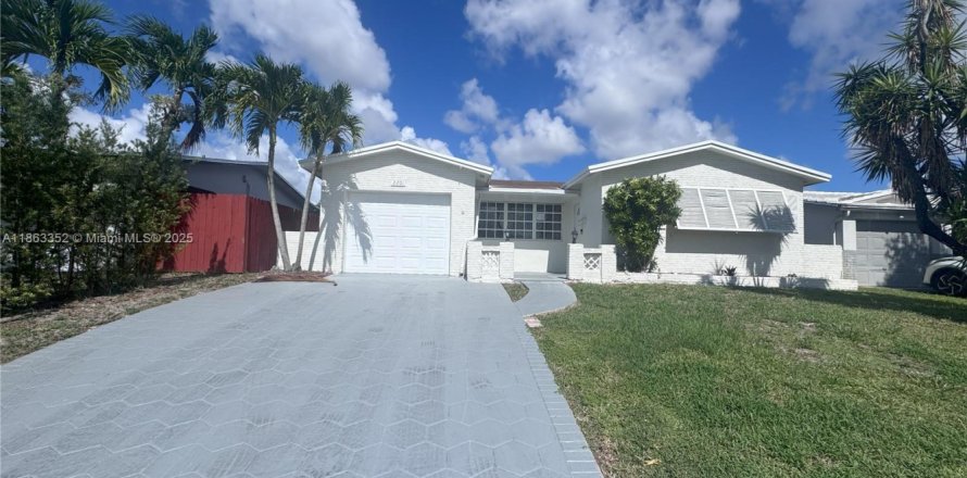 Дом в Холливуд, Флорида 3 спальни, 155.89м2 № 1989859