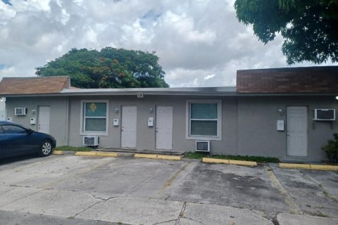 Commercial property in Dania Beach, Florida 99 bedrooms, 20.9 sq.m. № 2178721 - photo 2