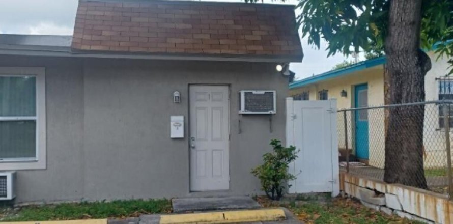 Commercial property in Dania Beach, Florida 99 bedrooms, 20.9 sq.m. № 2178721