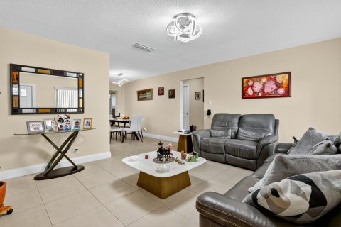 Купить виллу или дом в Маргит, Флорида 6 комнат, 98.57м2, № 2190878 - фото 2