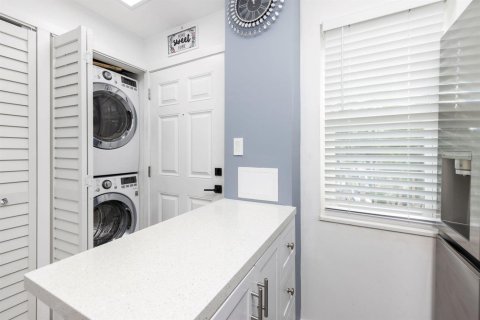Condo in Pompano Beach, Florida, 2 bedrooms № 2399938 - photo 23
