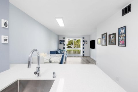 Condo in Pompano Beach, Florida, 2 bedrooms № 2399938 - photo 3