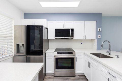 Condo in Pompano Beach, Florida, 2 bedrooms № 2399938 - photo 4
