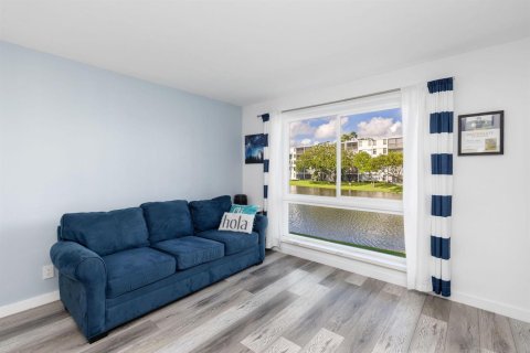 Condo in Pompano Beach, Florida, 2 bedrooms № 2399938 - photo 7