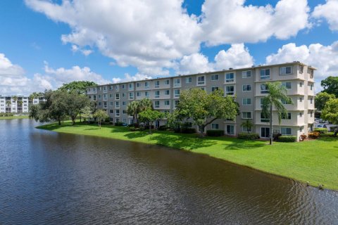 Condo in Pompano Beach, Florida, 2 bedrooms № 2399938 - photo 24