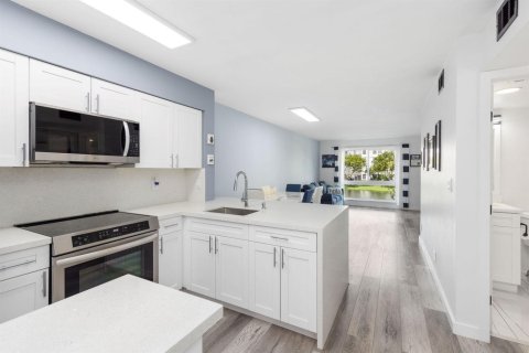 Condo in Pompano Beach, Florida, 2 bedrooms № 2399938 - photo 2