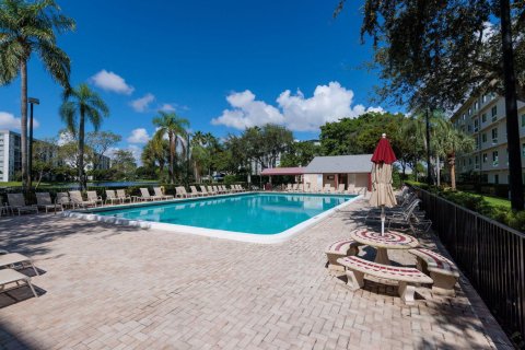Condo in Pompano Beach, Florida, 2 bedrooms № 2399938 - photo 29