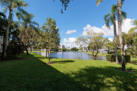 Condo in Pompano Beach, Florida, 2 bedrooms № 2399938 - photo 27