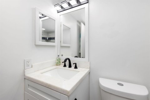 Condo in Pompano Beach, Florida, 2 bedrooms № 2399938 - photo 22
