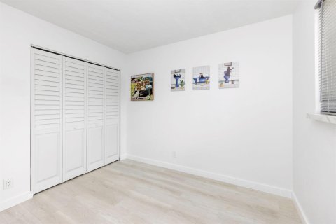 Condo in Pompano Beach, Florida, 2 bedrooms № 2399938 - photo 18