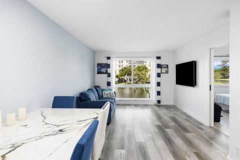 Condo in Pompano Beach, Florida, 2 bedrooms № 2399938 - photo 9