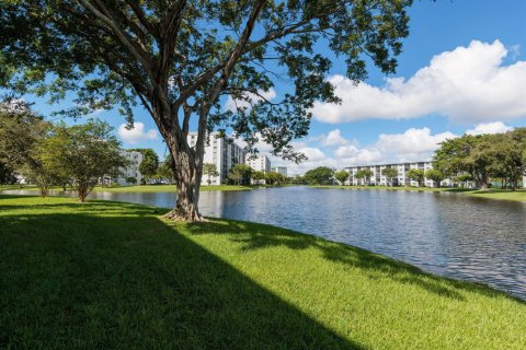 Condo in Pompano Beach, Florida, 2 bedrooms № 2399938 - photo 26