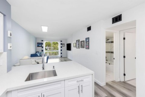 Condo in Pompano Beach, Florida, 2 bedrooms  № 2399938