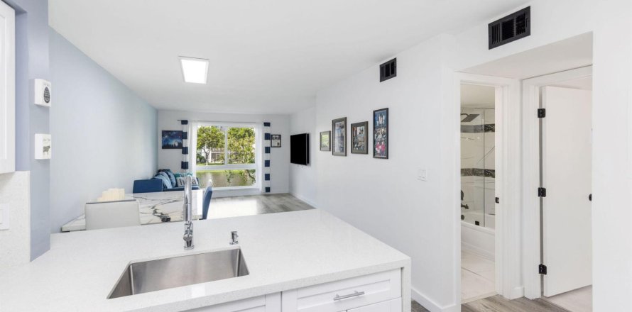 Condo in Pompano Beach, Florida, 2 bedrooms № 2399938