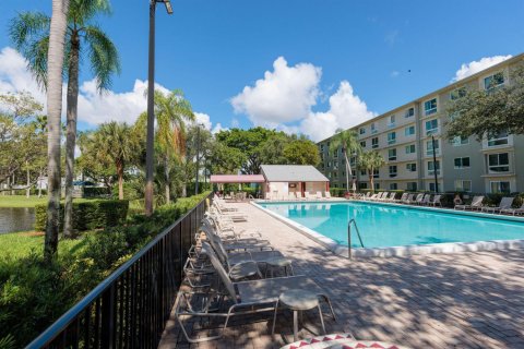 Condo in Pompano Beach, Florida, 2 bedrooms № 2399938 - photo 28