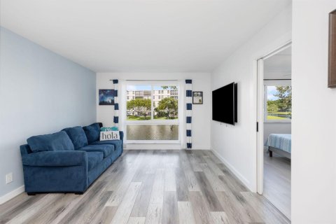 Condo in Pompano Beach, Florida, 2 bedrooms № 2399938 - photo 5