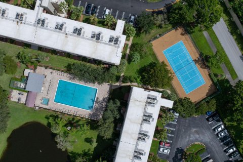 Condo in Pompano Beach, Florida, 2 bedrooms № 2399938 - photo 30