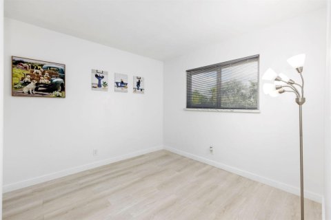 Condo in Pompano Beach, Florida, 2 bedrooms № 2399938 - photo 20